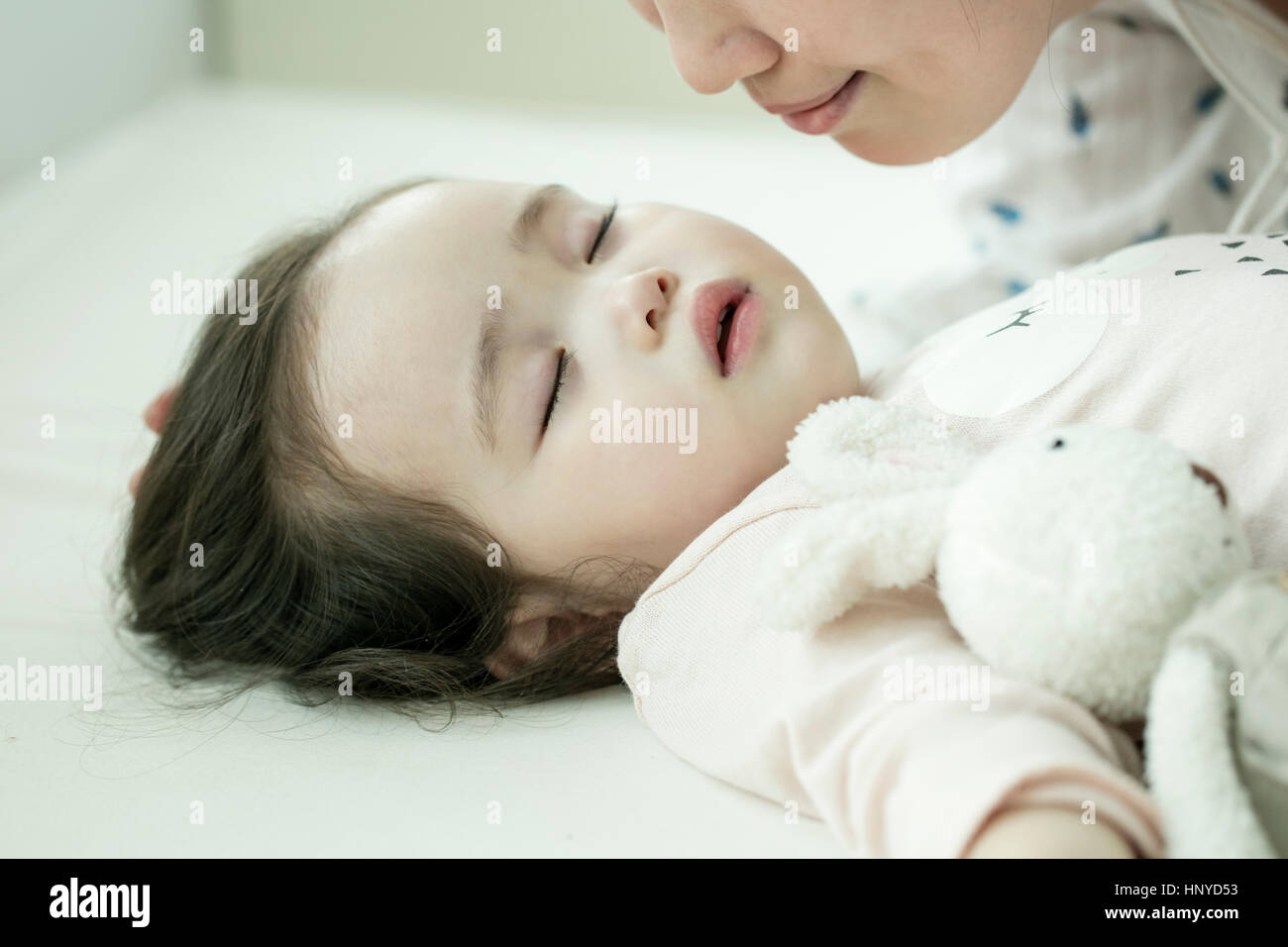 Liebevolle Mutter, die gerade ihr schlafenden Babys Stockfoto