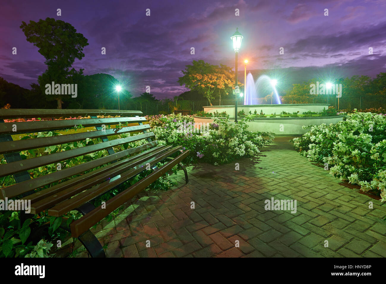 Brunnen im Park mit Blumen in Leon NIcaragua im Sonnenuntergang Stockfoto