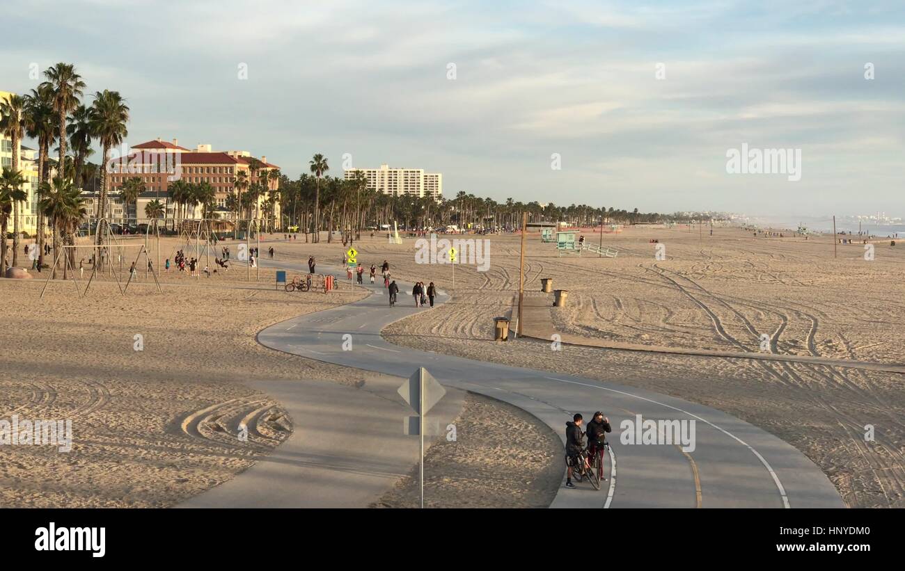 Santa Monica, CA USA - Februar 2017 Cruising Down Strand Gehweg in Santa Monica Stockfoto