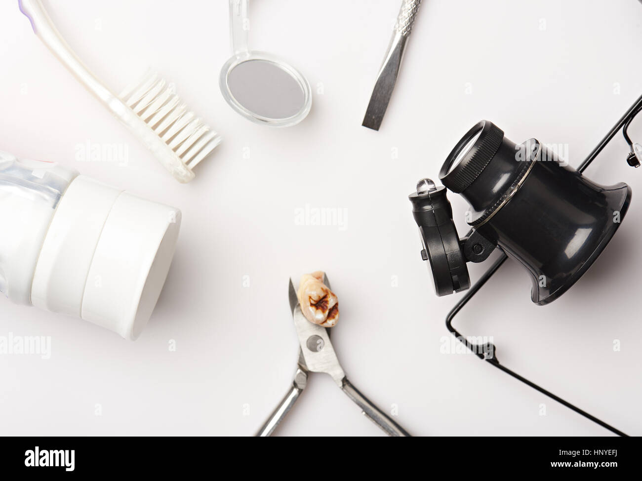 Extrahierte Zähne mit Hohlraum und Dentalwerkzeuge isoliert auf weißem Hintergrund Stockfoto