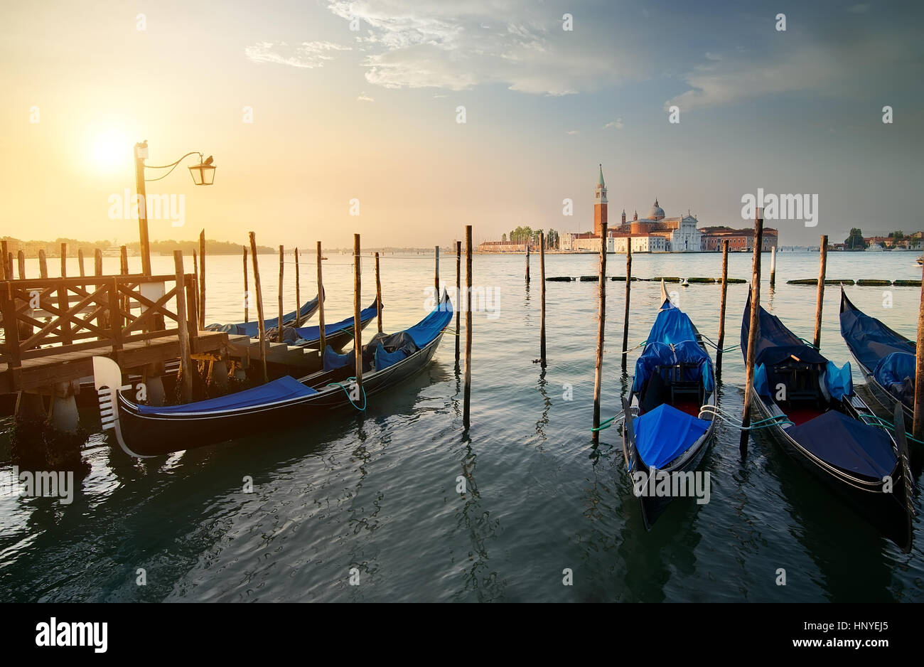 Gondeln und Insel San Giorgio Maggiore in Venedig, Italien Stockfoto