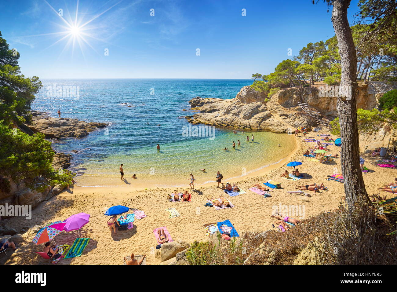 Touristen an der Costa Brava Strand, Spanien Stockfoto