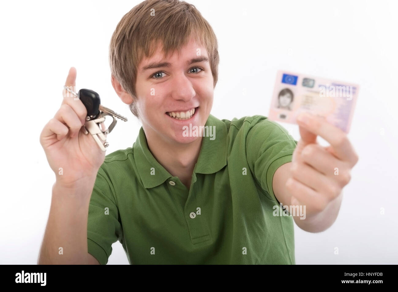 Model Release, Junger Mann Mit Autoschluessel Und Fuehrerschein - junger Mann mit Autoschlüssel und Führerschein Stockfoto