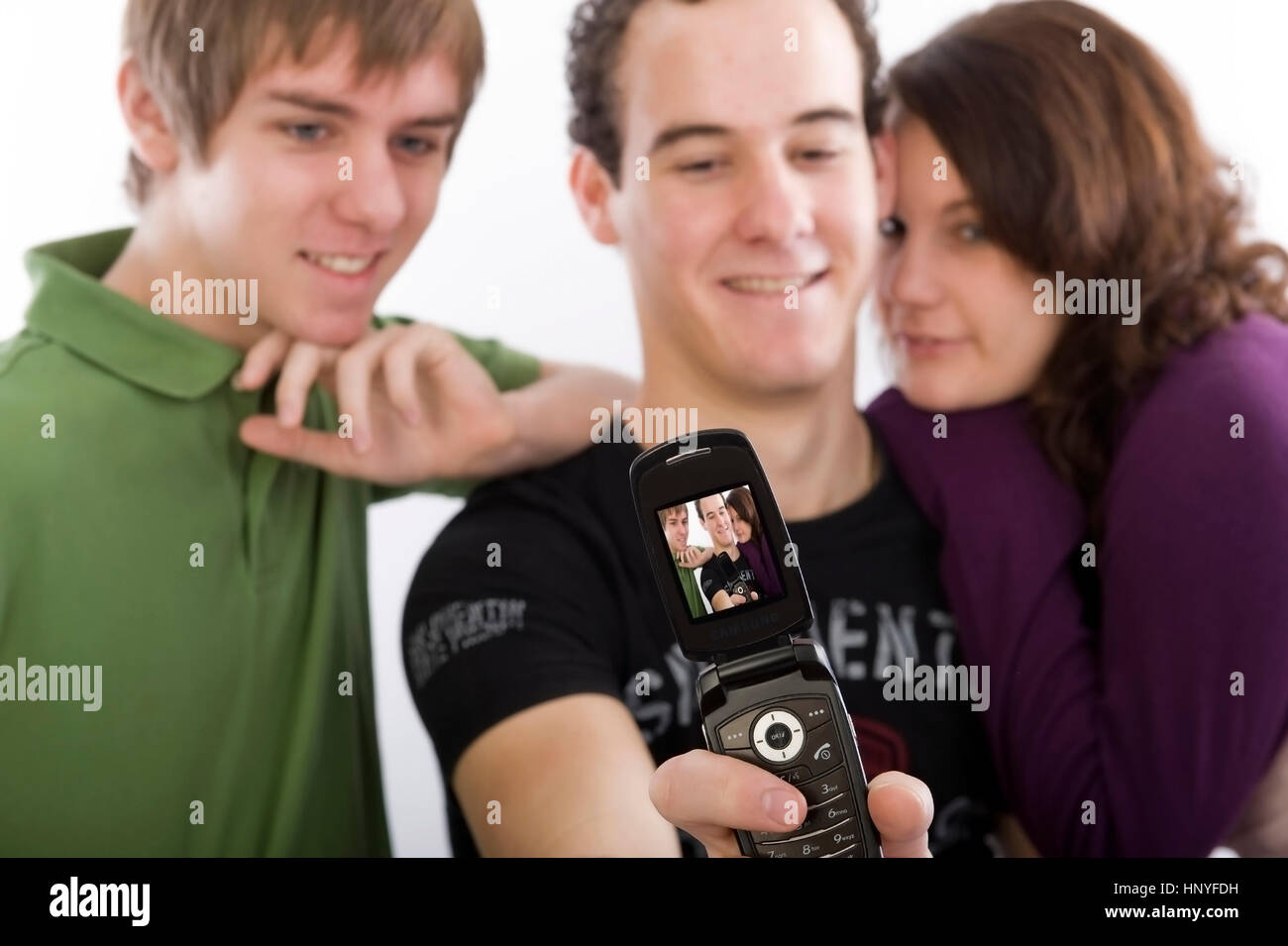 Model Release, Jugendliche Mit Photohandy - Teenager mit Foto mobile Stockfoto