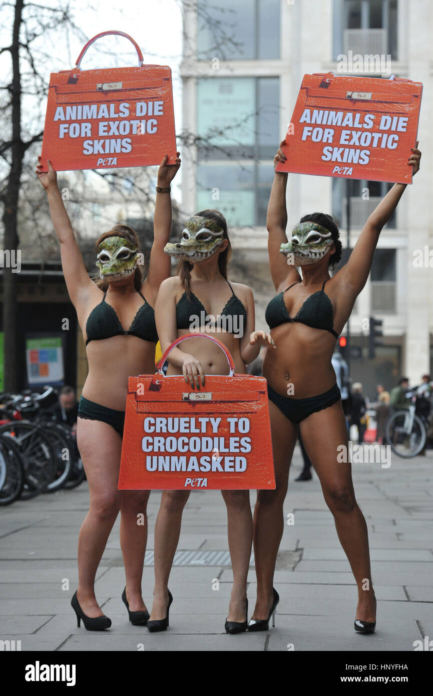 Aktivisten von PETA protestieren gegen den Einsatz von exotischen Tierhäuten in der Modebranche außerhalb 180 Strand, im Zentrum von London, am Anfang der London Fashion Week. Stockfoto