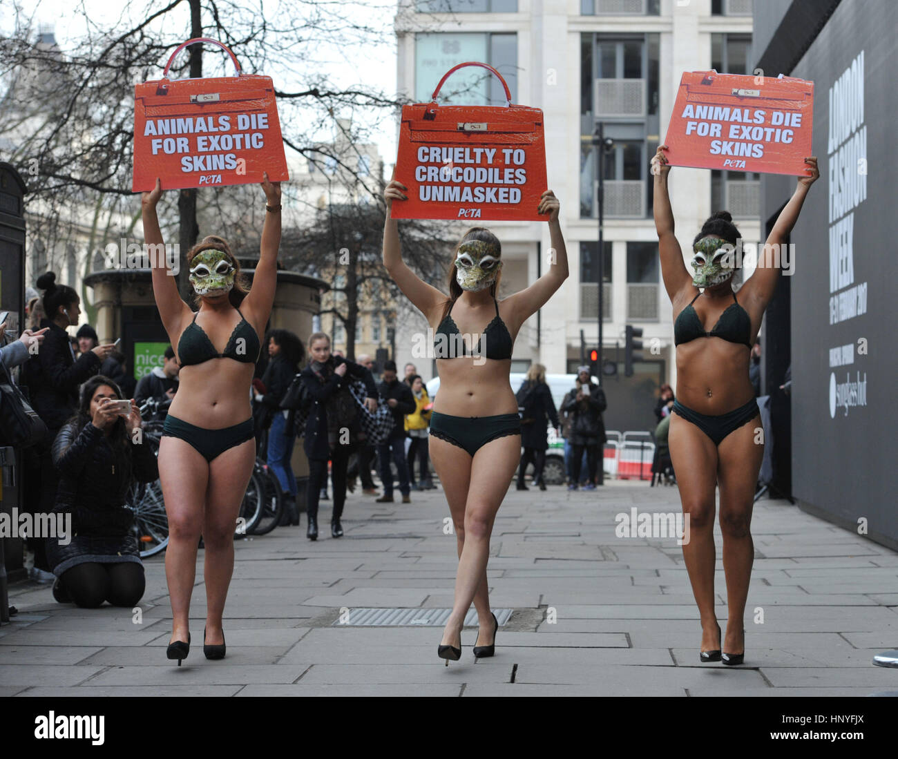 Aktivisten von PETA protestieren gegen den Einsatz von exotischen Tierhäuten in der Modebranche außerhalb 180 Strand, im Zentrum von London, am Anfang der London Fashion Week. Stockfoto