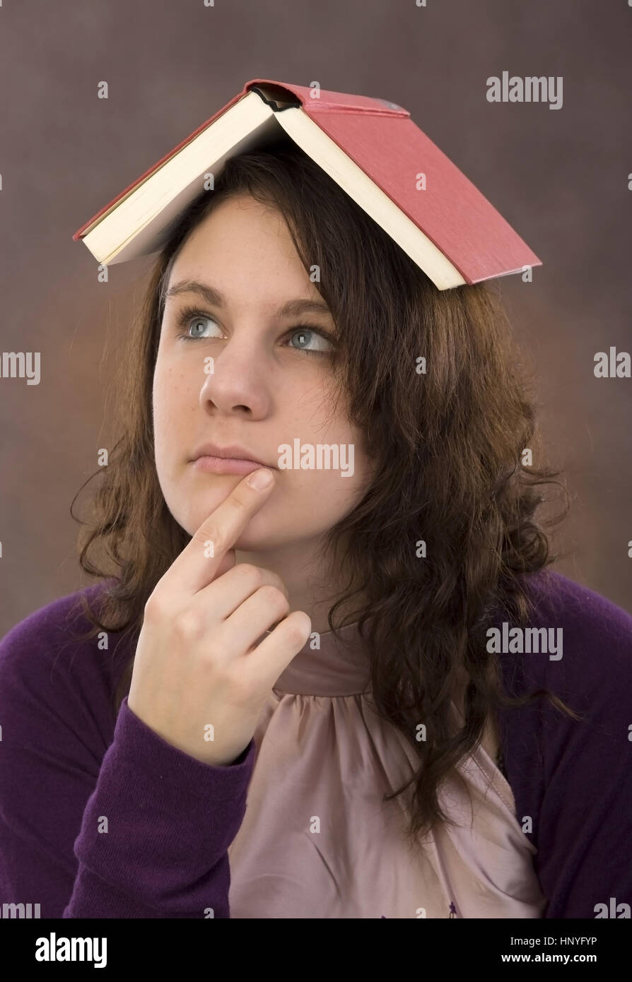 Model-Release, Junge Frau Mit Buch bin Kopf - junge Frau mit Buch über Kopf Stockfoto