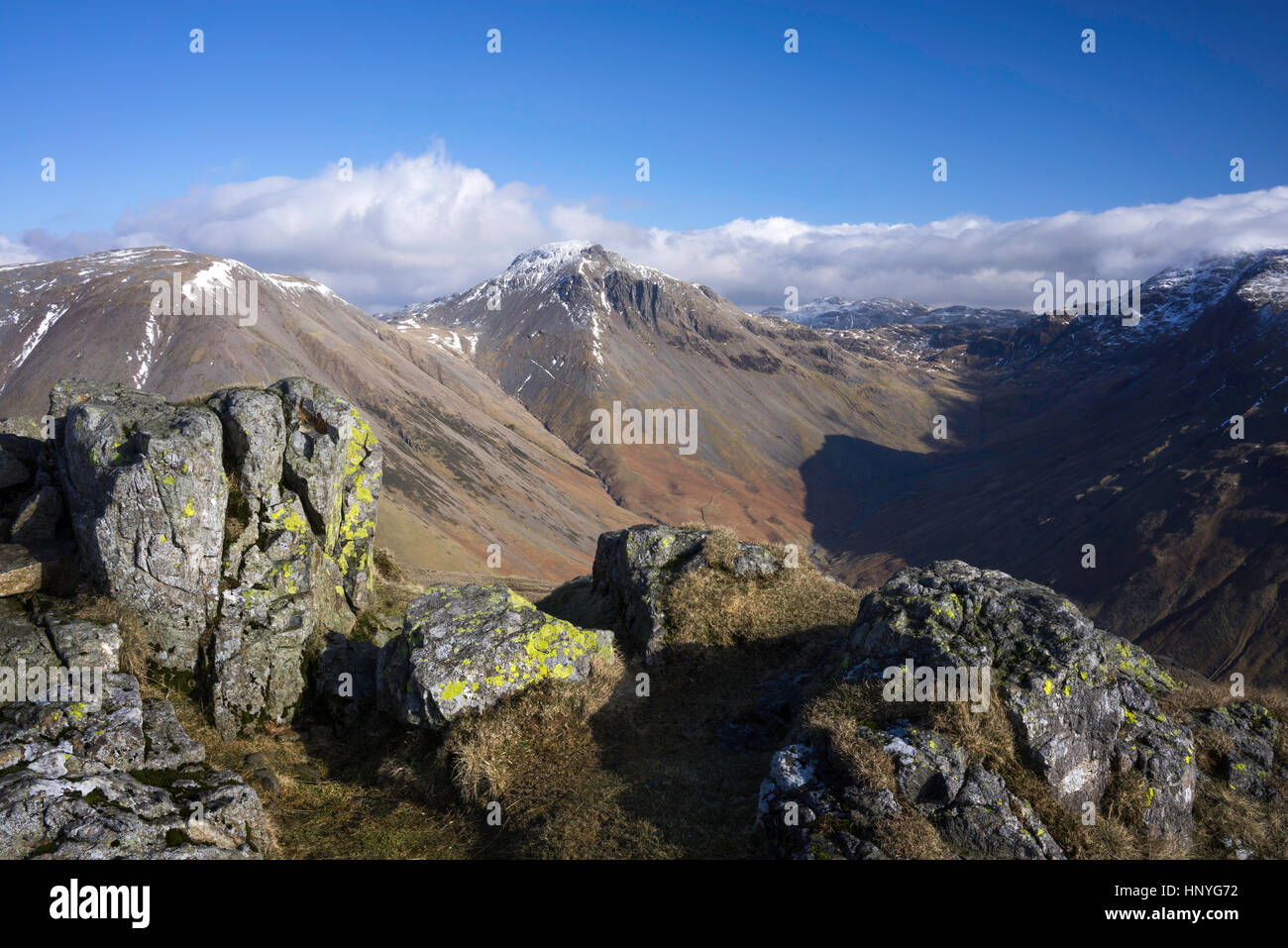 Flechten bedeckt Felsen mit großen Giebel im Hintergrund.  Blick vom Yewbarrow fiel, in der Nähe von Wastwater, Lake District, Cumbria, England, UK Stockfoto