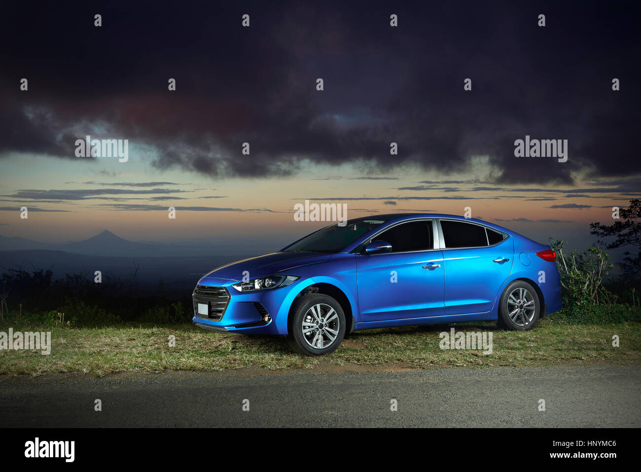 Blaue Limousine im Freien auf stimmungsvoller Himmelshintergrund Stockfoto