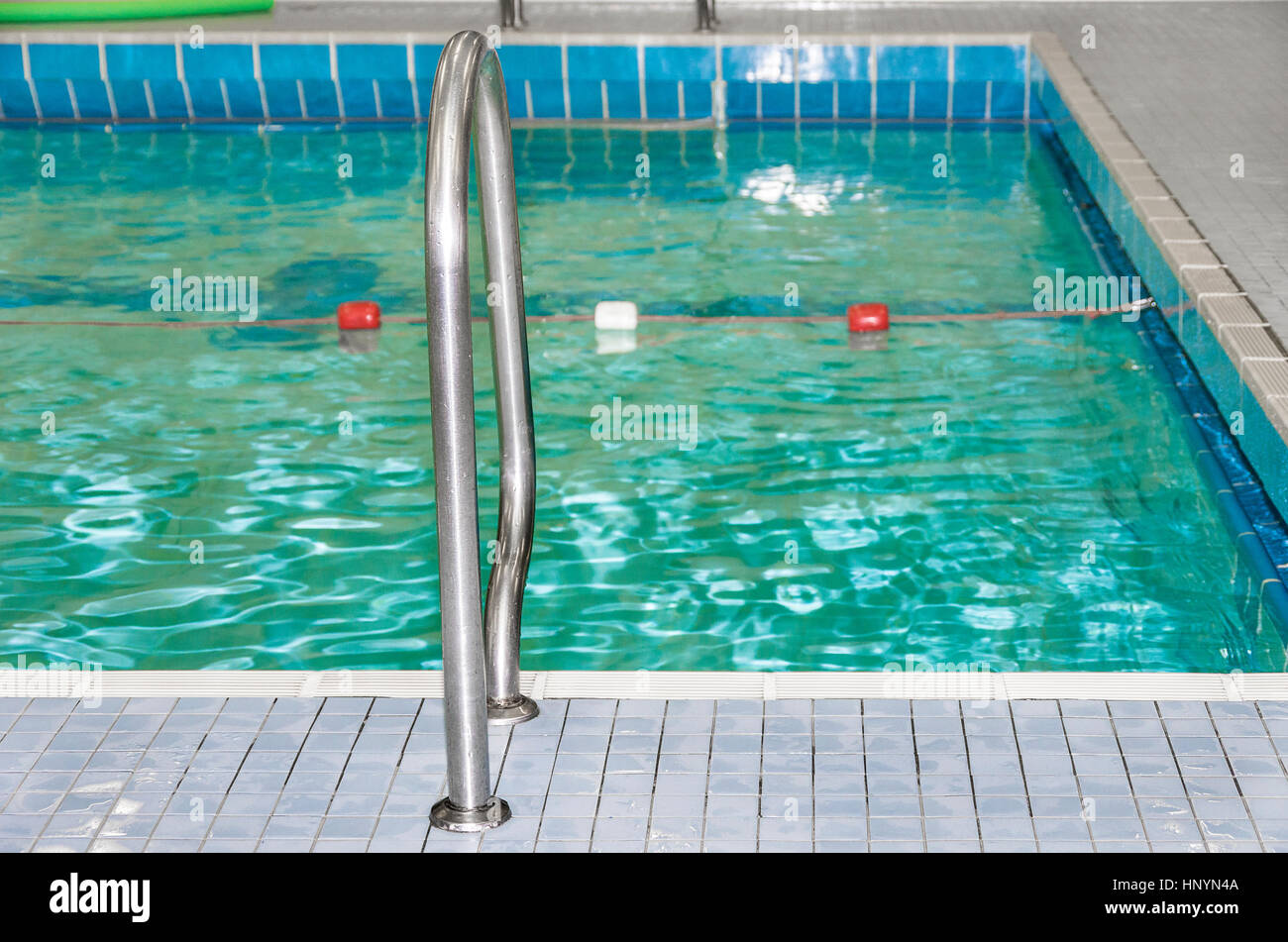 Ein Seil markiert die Grenze zwischen den Bahnen im Innenpool. Stockfoto