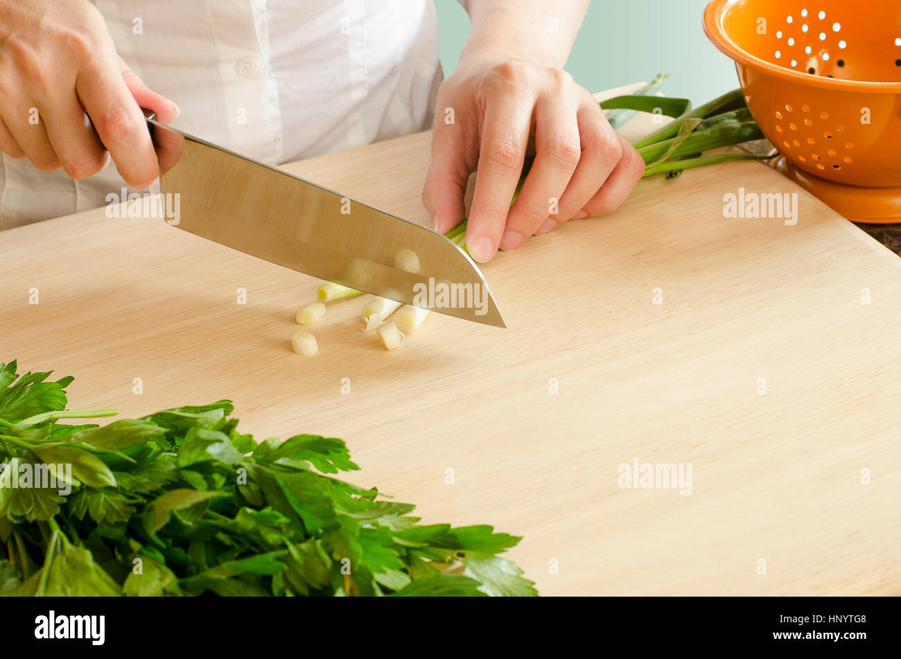 Hacken Frühlingszwiebeln Stockfoto