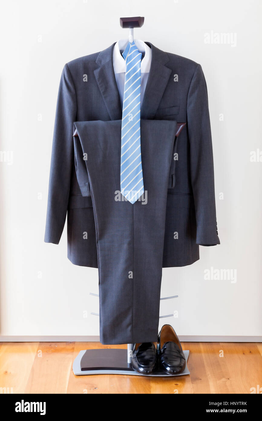Anzug, Krawatte, Schuhe und weißes Hemd als ein Konzept des Unternehmens Stockfoto