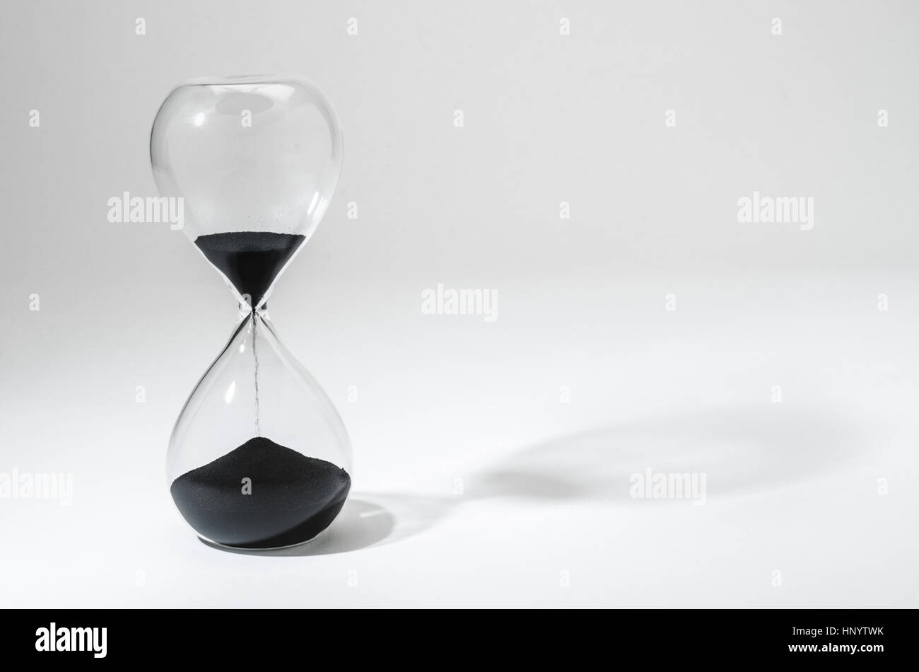 Sanduhr mit Zeit läuft ab Stockfoto