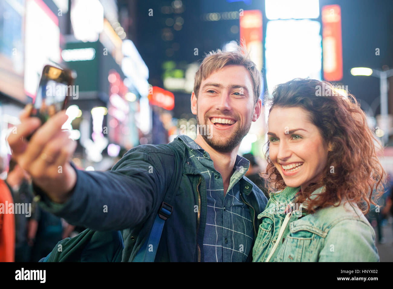 Junges Paar nehmen Selfie am Times Square, New York City, New York, USA Stockfoto