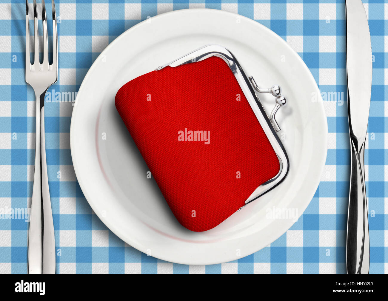 Tischdekoration mit Brieftasche auf Platte, Finanz-Konzept Stockfoto