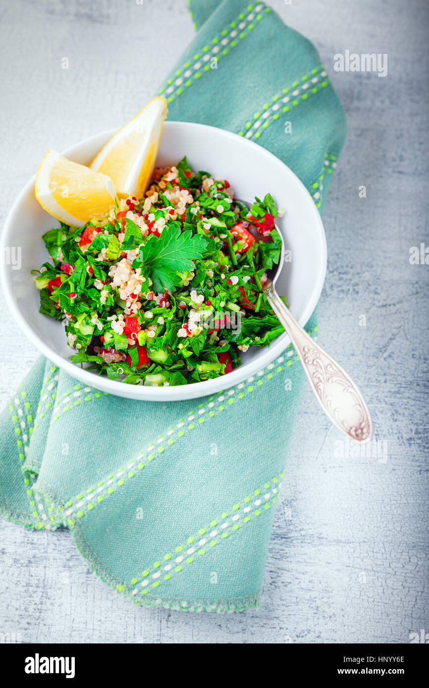 Quinoa-Taboulé-Salat auf einem Holztisch Stockfoto