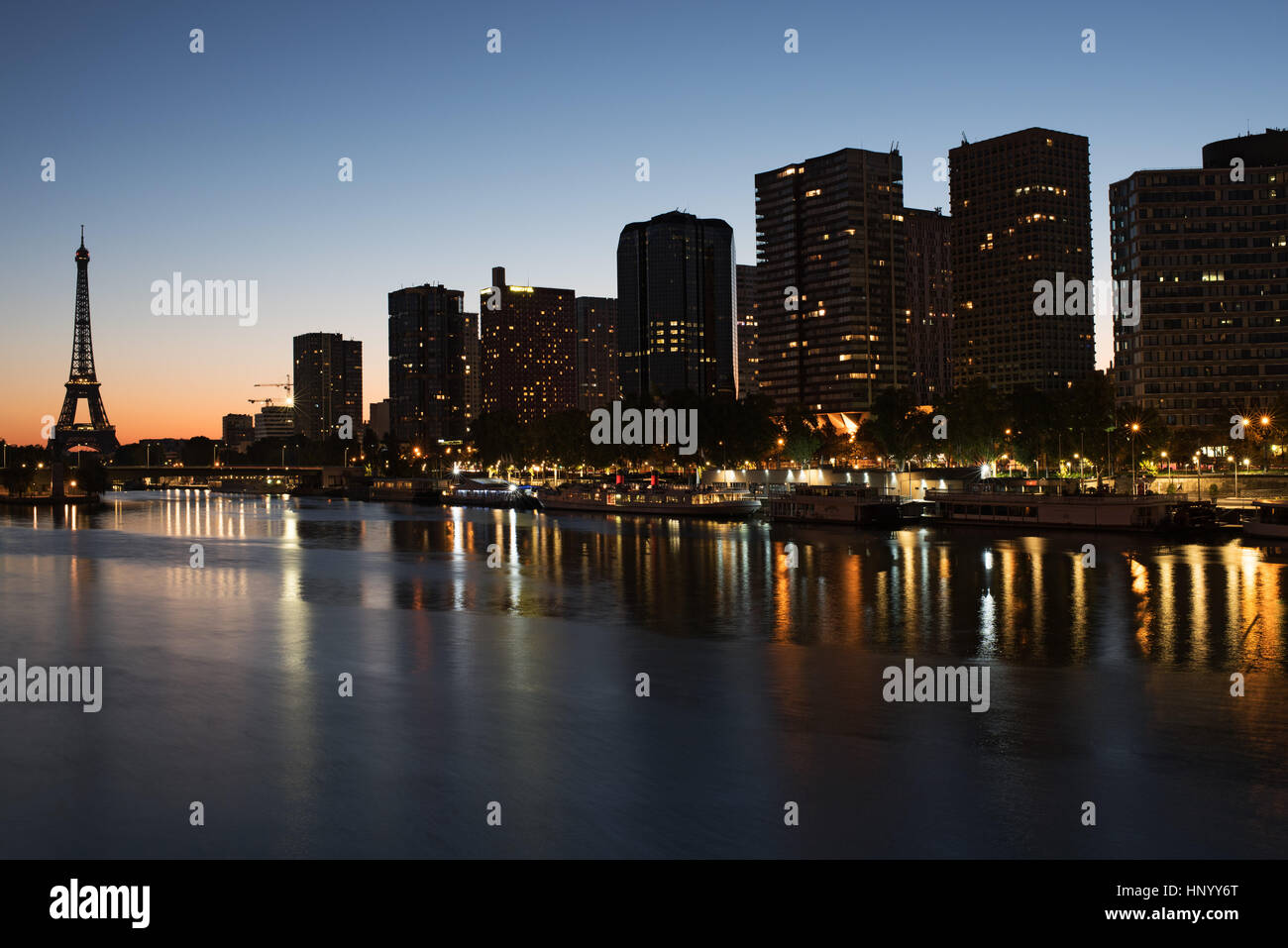 Frankreich, Paris, Gebäude entlang der Seine in der Dämmerung Stockfoto