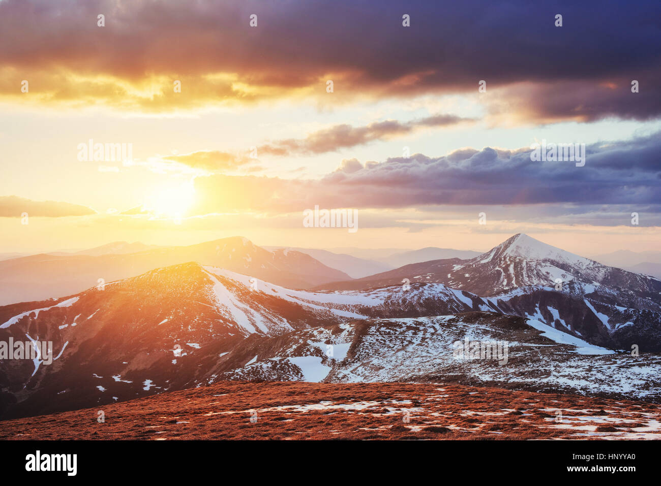 Bunter Frühling Sonnenuntergang über die Bergketten im nationalen Stockfoto