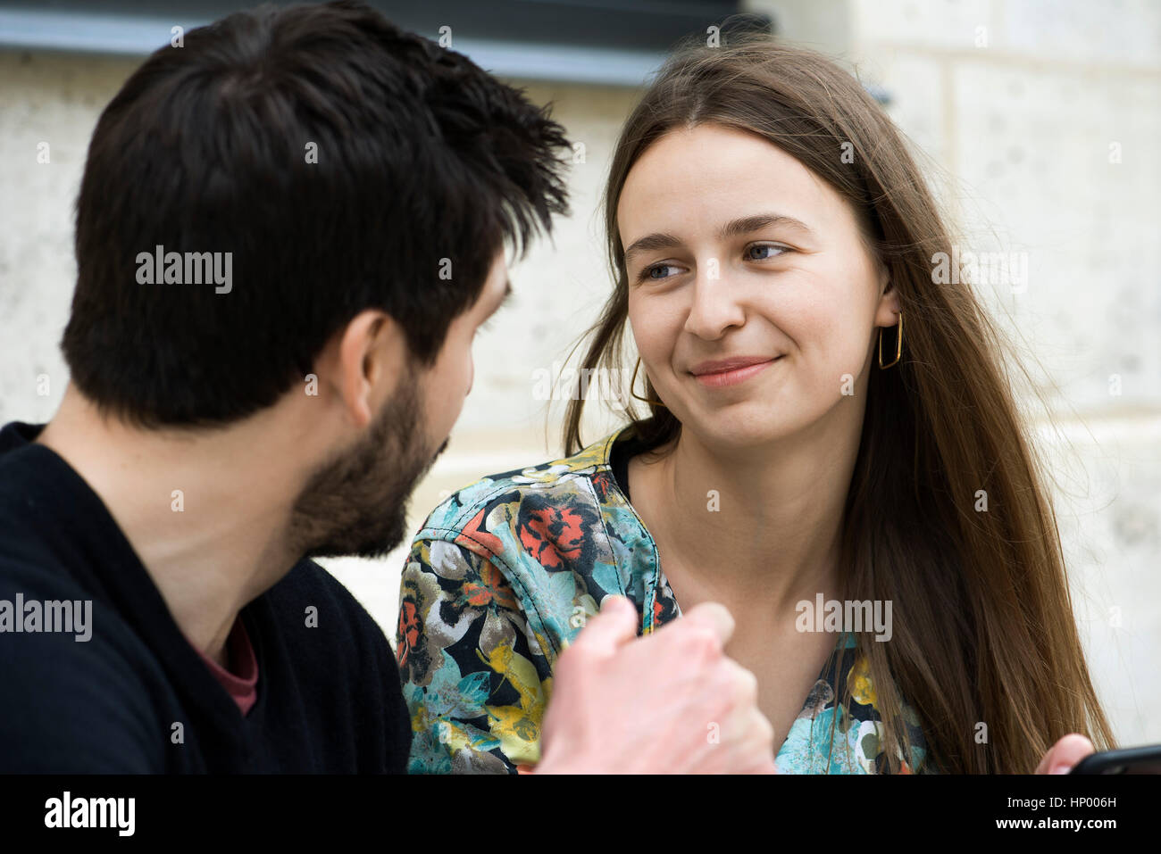 Paar im Chat im freien Stockfoto