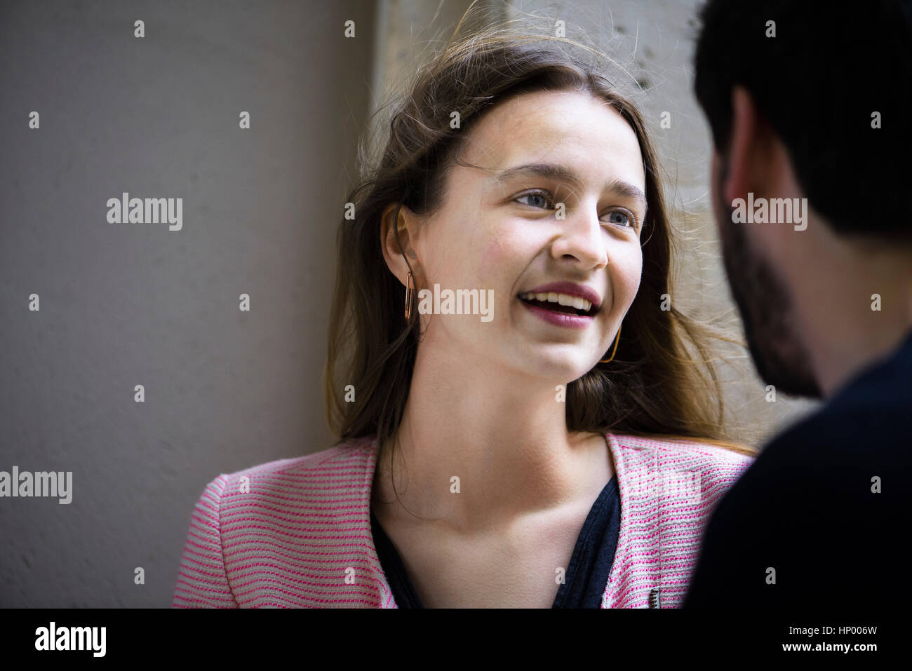 Junge Frau im Gespräch mit Menschen Stockfoto
