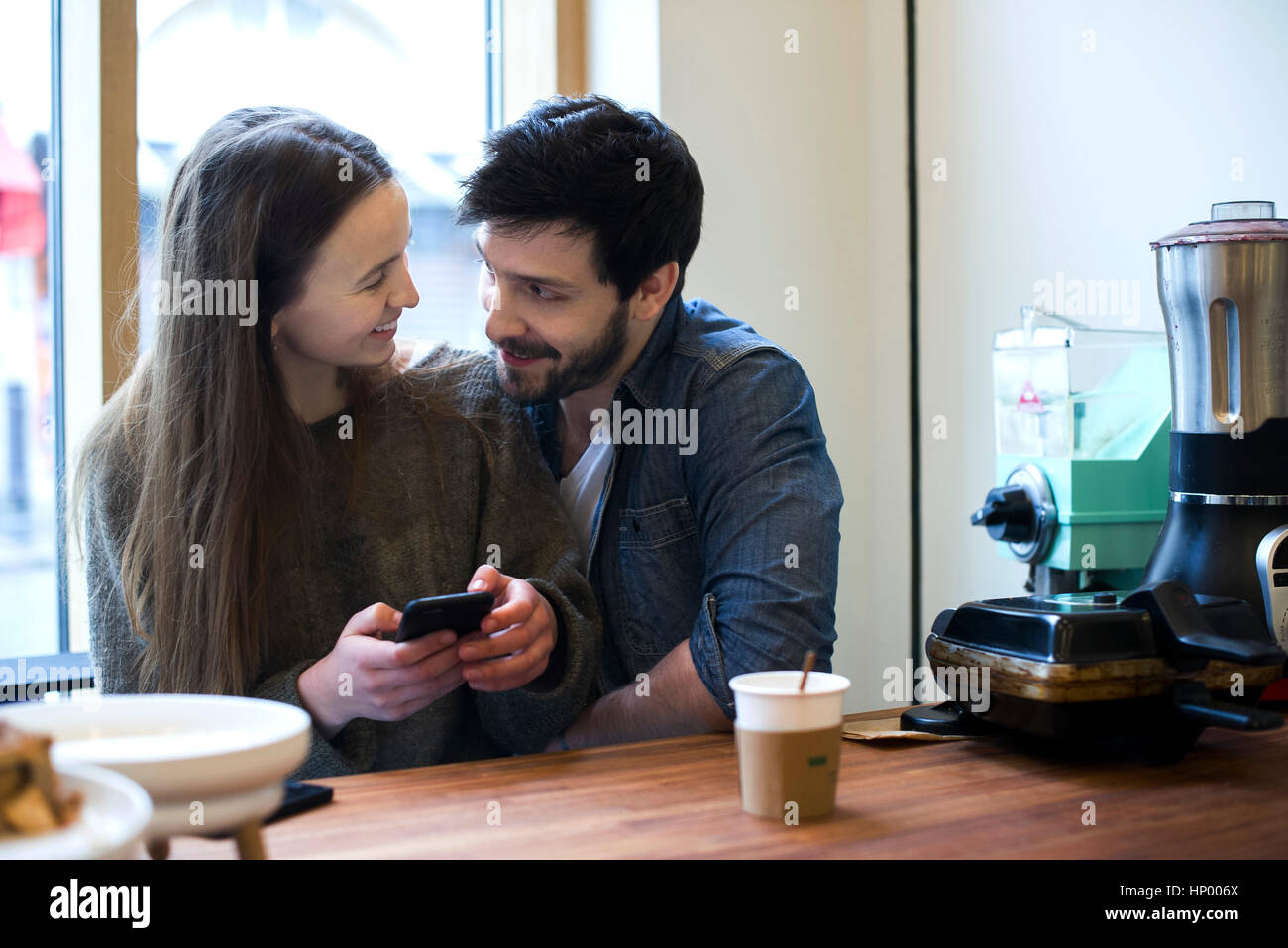 Paar entspannende zusammen in Coffee-shop Stockfoto
