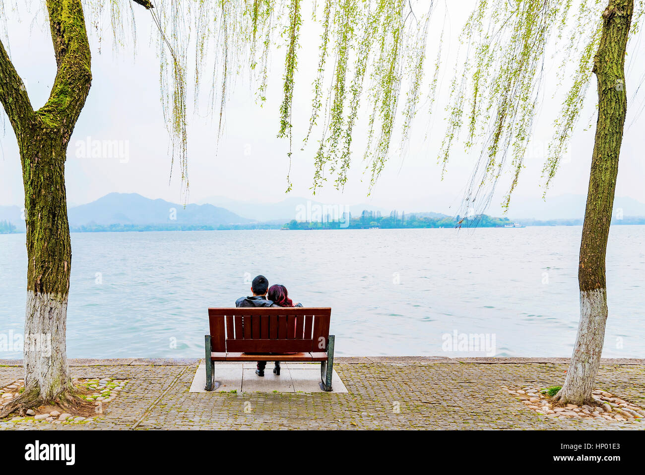 Paar, sitzen die Hangzhou Westsee, genießen die Aussicht Stockfoto