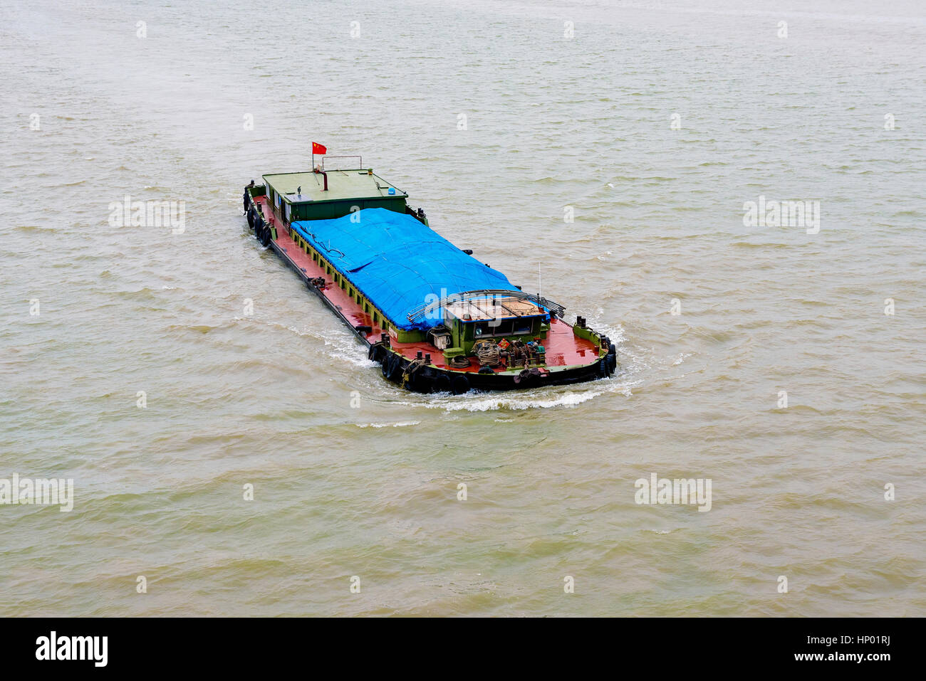 Frachtschiff auf dem Qiantang-Fluss in Hangzhou Stockfoto