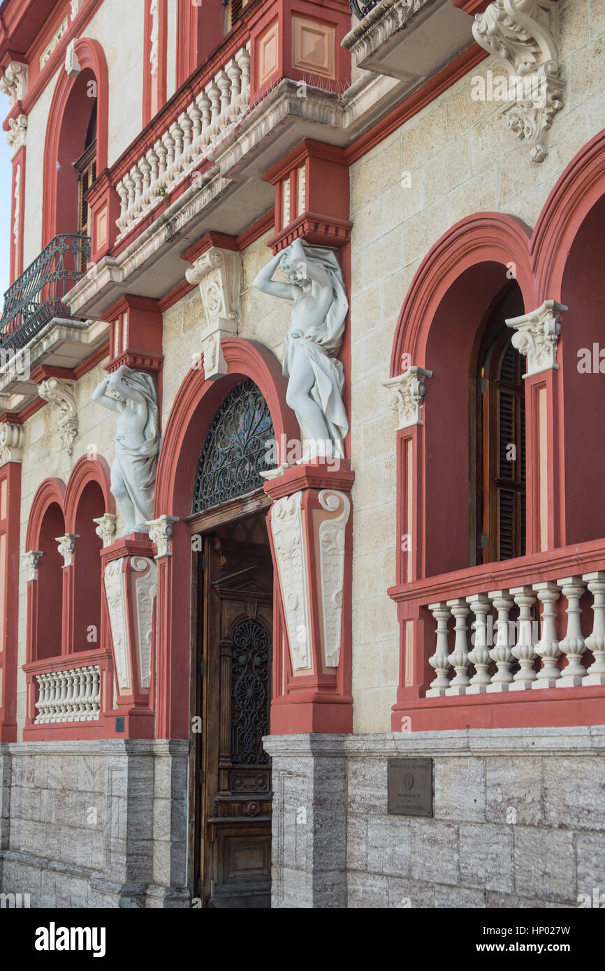 VOR DEM EINGANG MUSEO CASA ARMSTRONG POVENTUD (© MANUEL VICTOR DOMENECH 1899) PLAZA LAS DELICIAS PONCE, PUERTO RICO Stockfoto