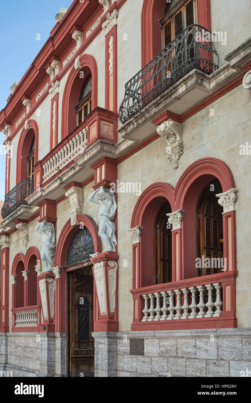 VOR DEM EINGANG MUSEO CASA ARMSTRONG POVENTUD (© MANUEL VICTOR DOMENECH 1899) PLAZA LAS DELICIAS PONCE, PUERTO RICO Stockfoto