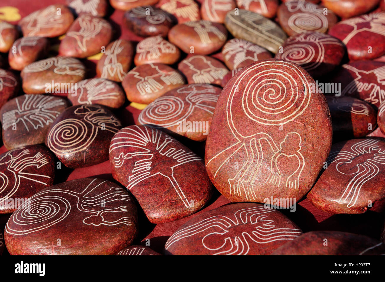 Südamerika, Nazca-Linien auf Steinen, die in den Touristen als Souvenirs aus Peru verkauft werden Stockfoto