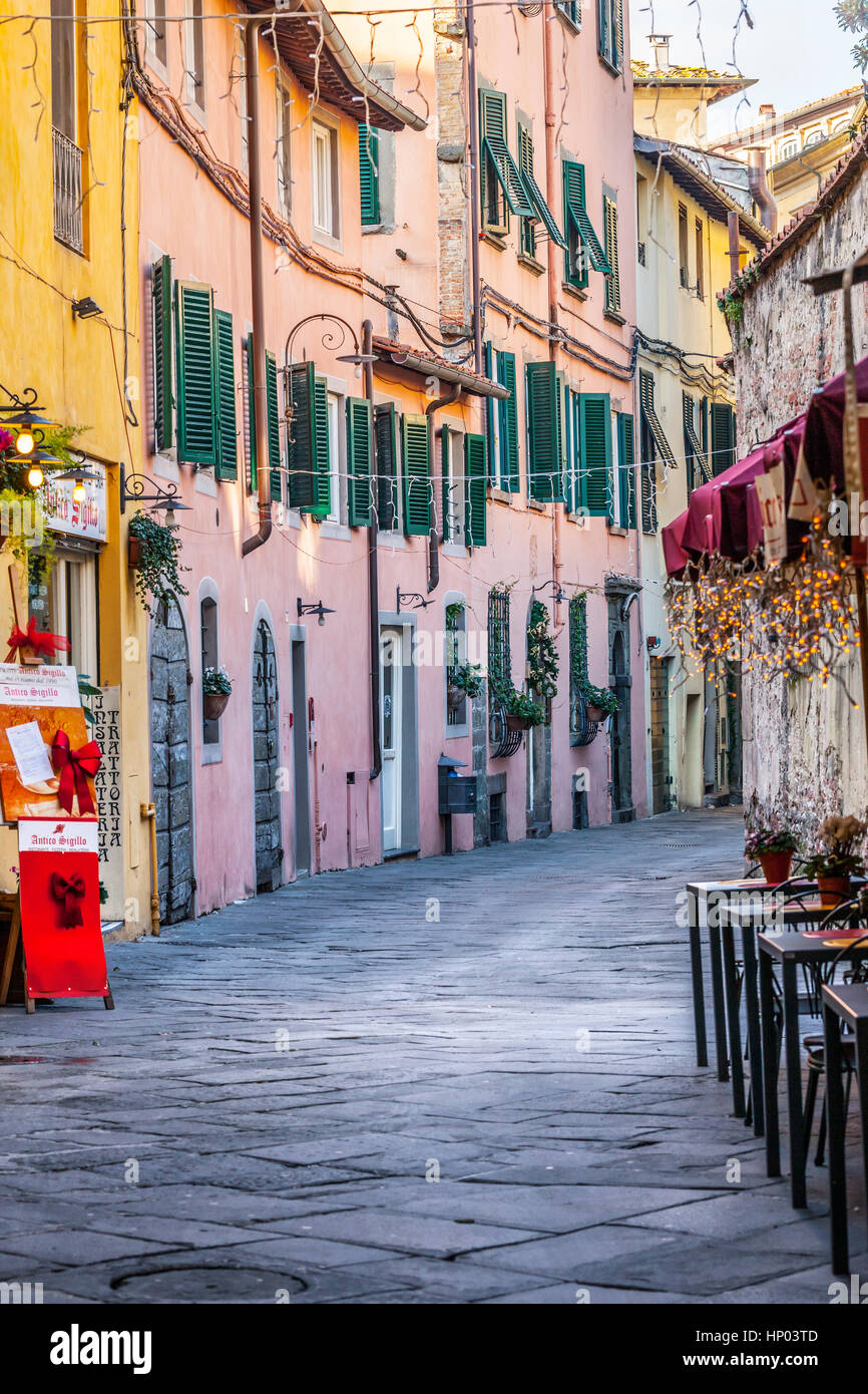 Alte Straße in der Altstadt von Lucca in der Toskana Stockfoto