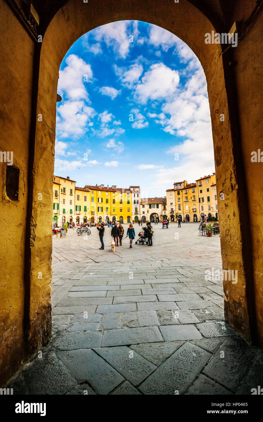 Platz, Piazza dell'Anfiteatro in Lucca Toskana Stockfoto