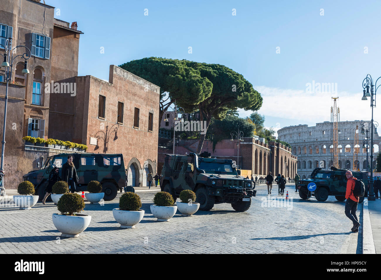 Rom, Italien - 30. Dezember 2016: Kontrolle der Armee mit gepanzerten Fahrzeugen vor dem Kolosseum durch terroristische Bedrohungen im historischen Zentrum von R Stockfoto
