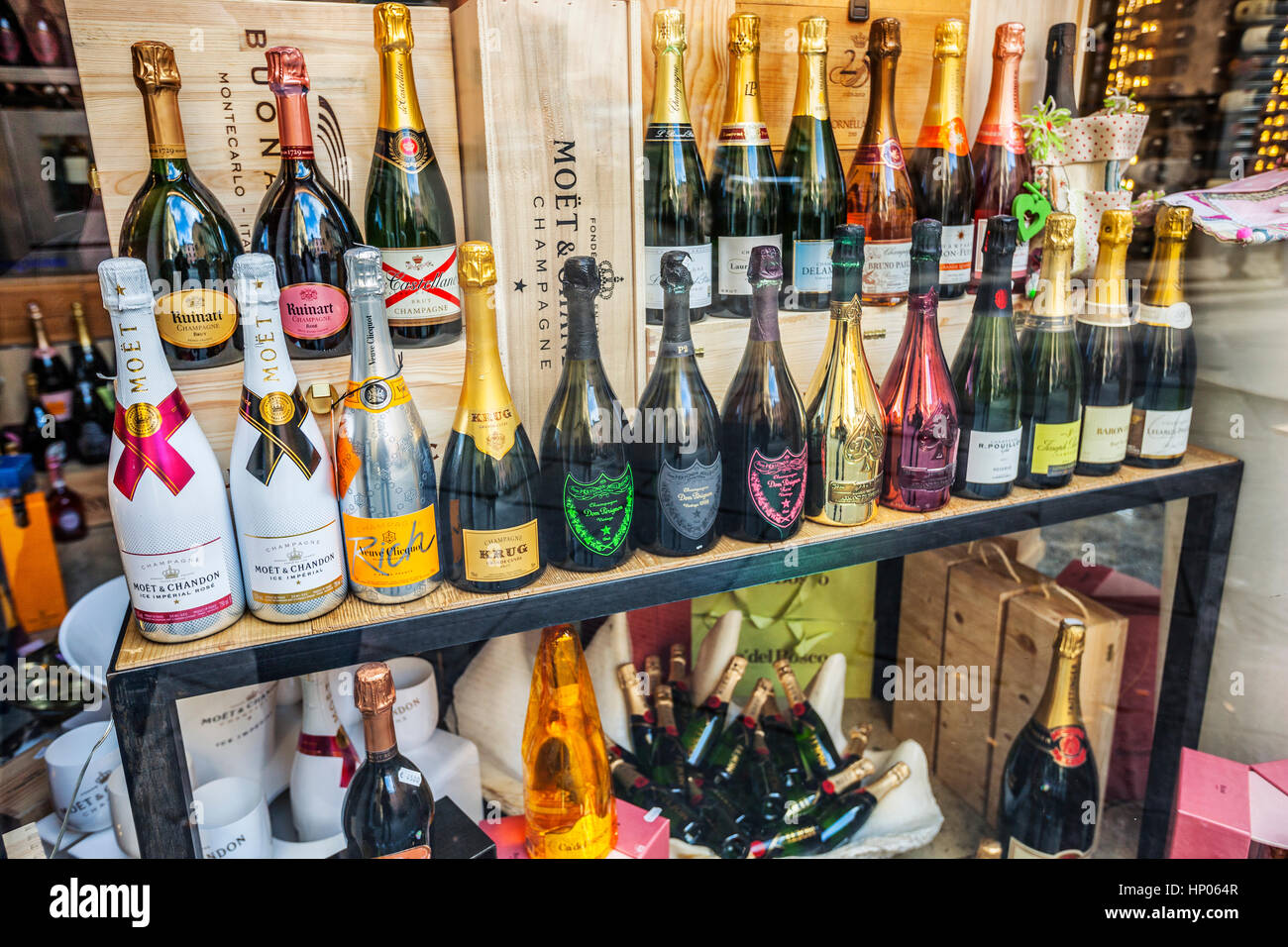 Champagner-Flaschen im Shop Stockfoto