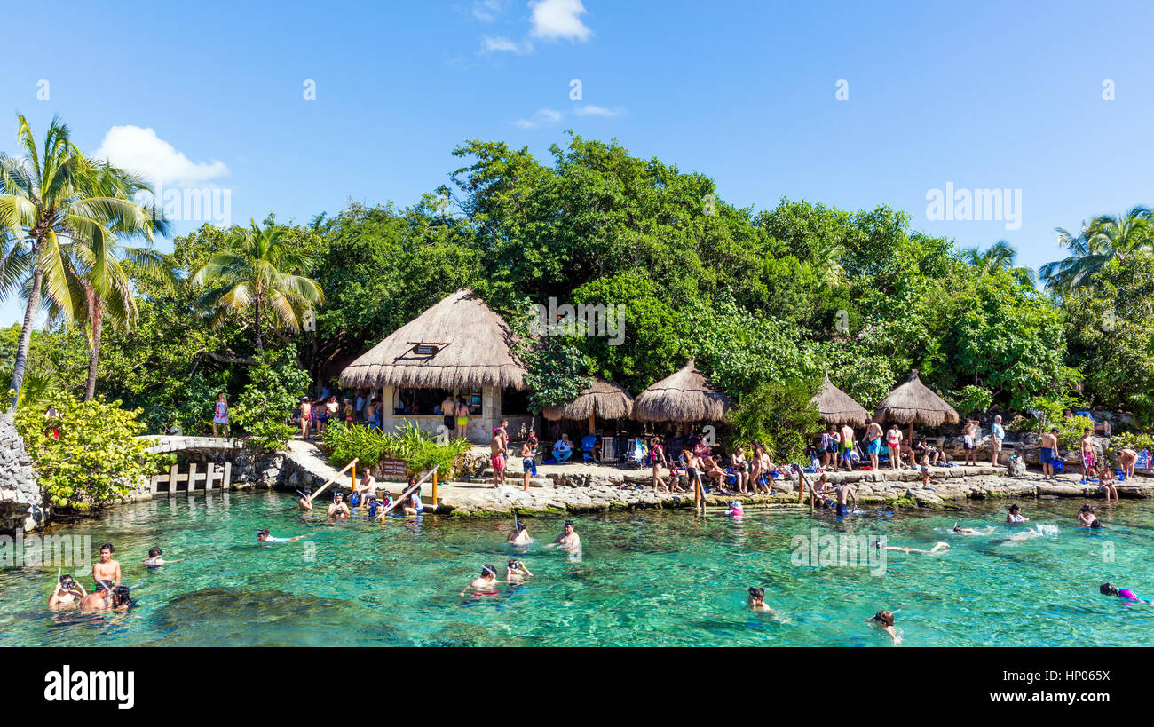 Stock Foto - Touristen schwimmen in der tropischen Lagune im Xcaret Eco-Park Quintano Roo, Mexiko Stockfoto