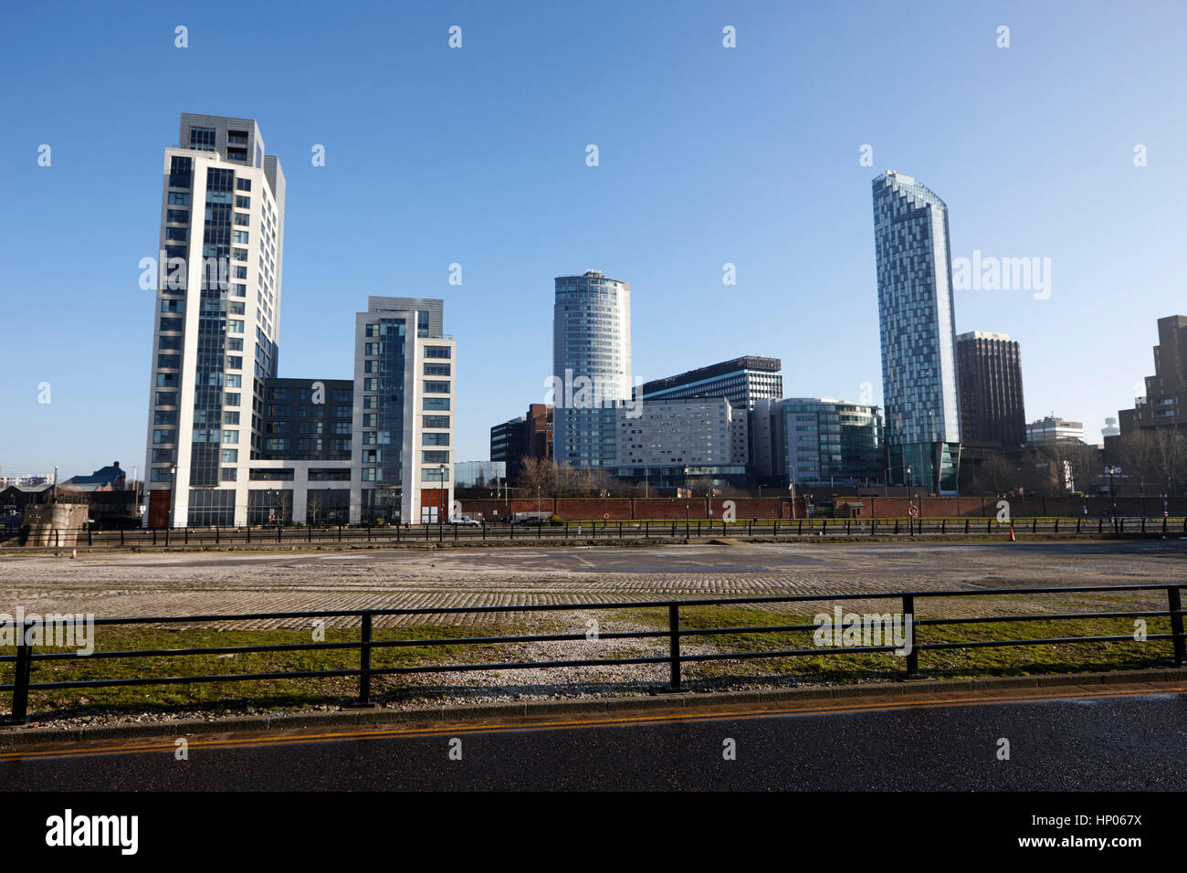 Blick auf die West-Turm und Liverpool Skyline aus Liverpool Gewässer Phase eine Sanierung Fürsten-Liverpool uk Dock Stockfoto