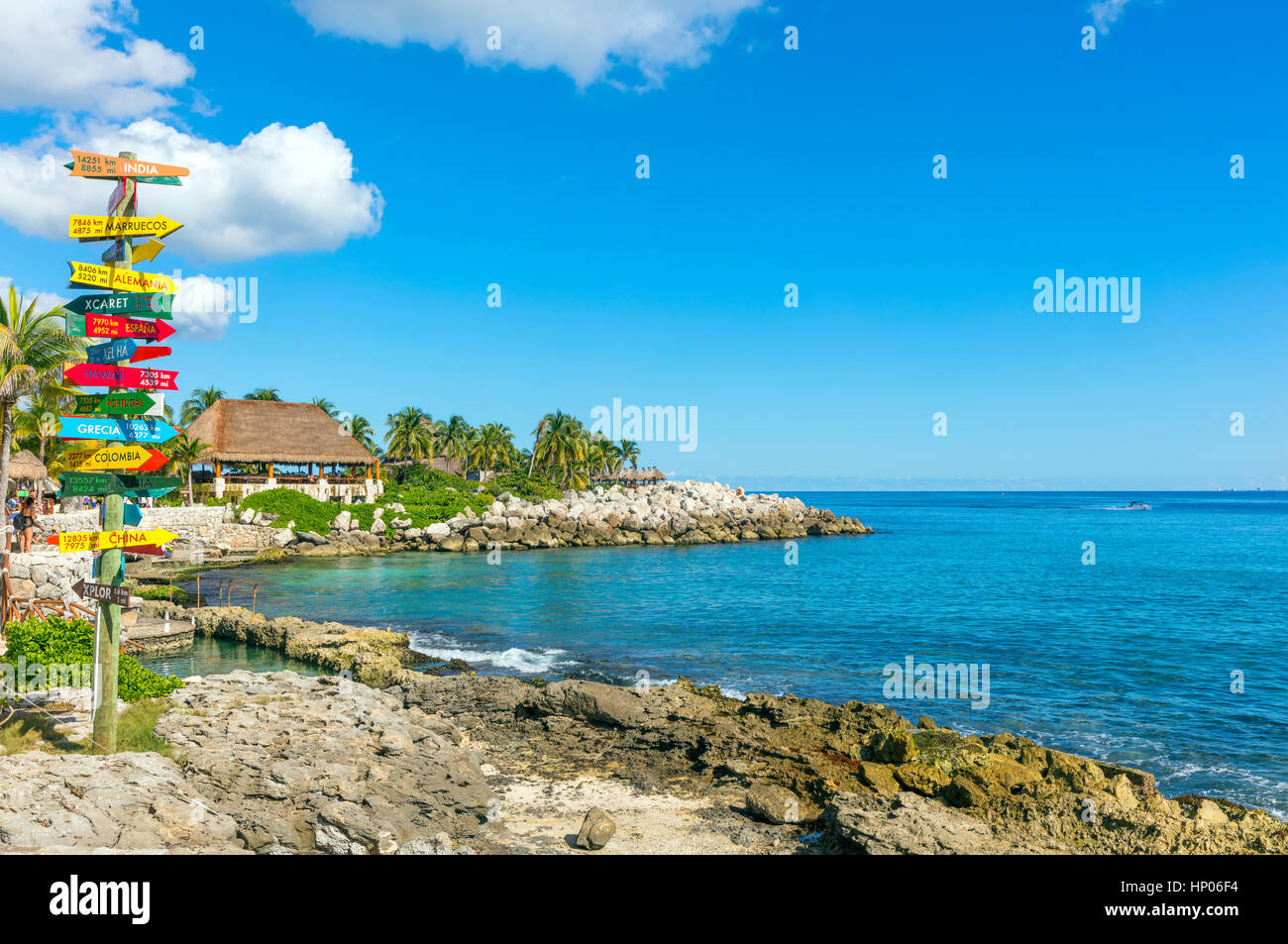 Stock Foto - lustige Richtung Wegweiser mit Abstand zu vielen verschiedenen Ländern auf mexikanische Küste Stockfoto