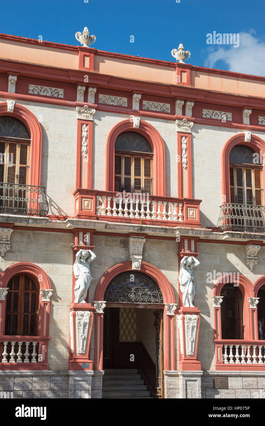 VOR DEM EINGANG MUSEO CASA ARMSTRONG POVENTUD (© MANUEL VICTOR DOMENECH 1899) PLAZA LAS DELICIAS PONCE, PUERTO RICO Stockfoto