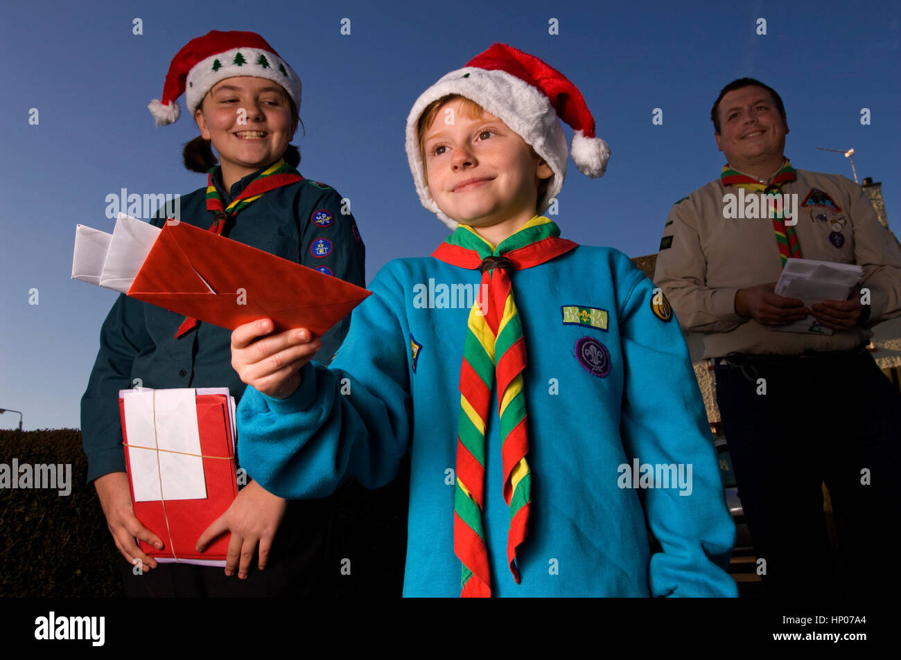 Pfadfinder Weihnachten Postzustellung in Newport, Wales, UK, mit Pfadfindern Joshua & Aimee Williams und Vater und Scout Führer Lyn Williams. Stockfoto