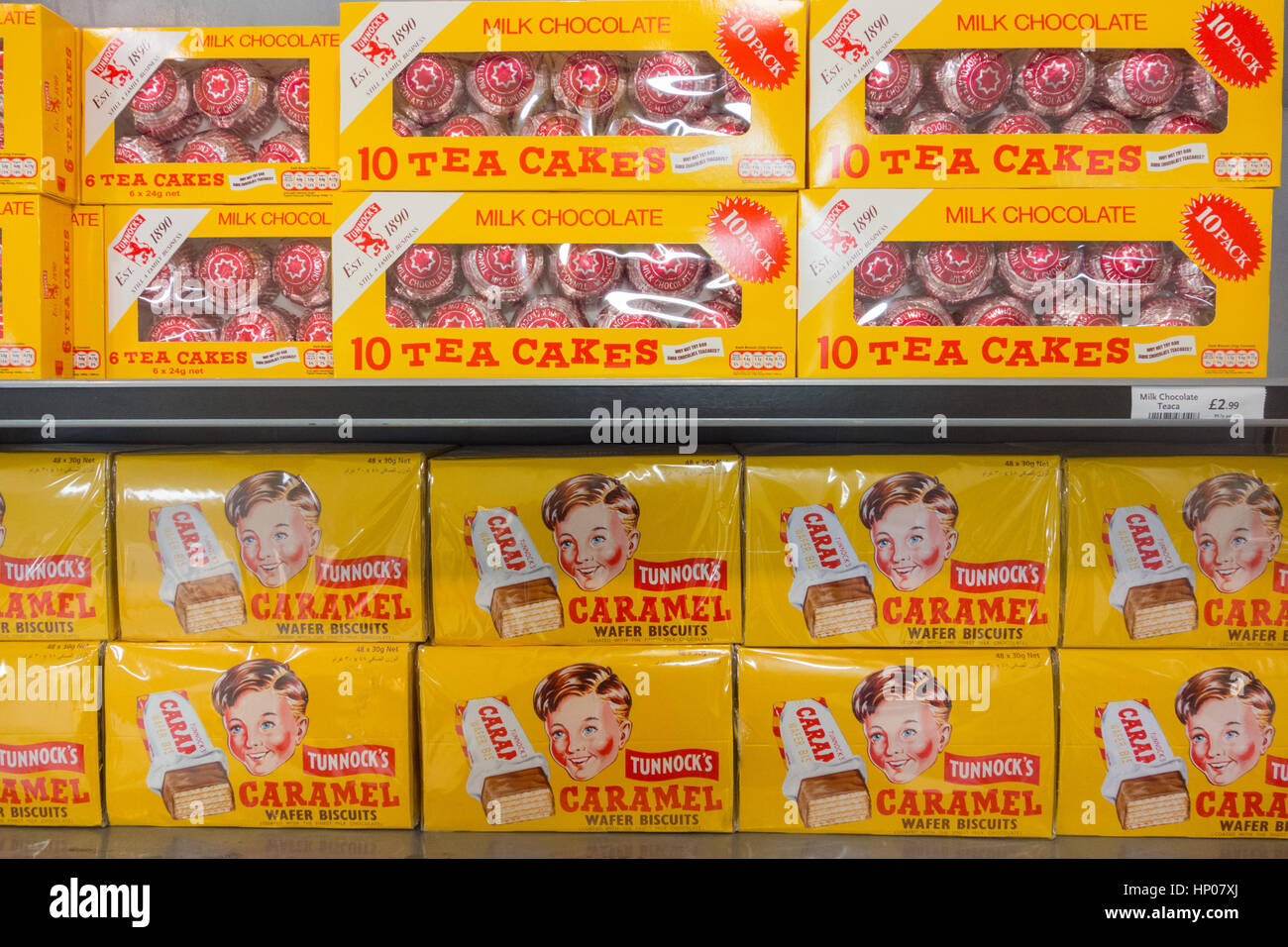 Tunnocks Schaumküsse und Karamel Waffeln zum Verkauf in Glasgow Flughafen, Schottland, Vereinigtes Königreich Stockfoto