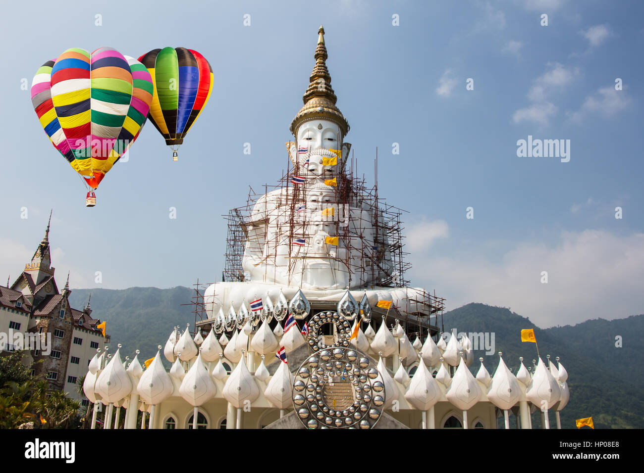 Heißluftballons über Tempel Thai Stil Stockfoto