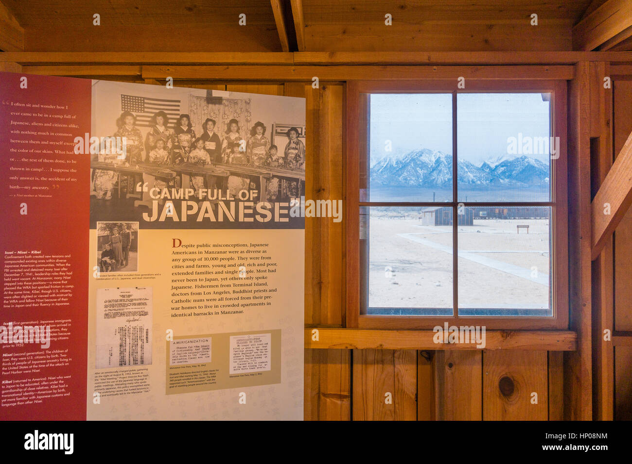 Manzanar, dem zweiten Weltkrieg japanischen Internierungslager Gehäuse im inneren Blick durch ein Fenster. mit einem beleuchteten Display im Inneren. Stockfoto