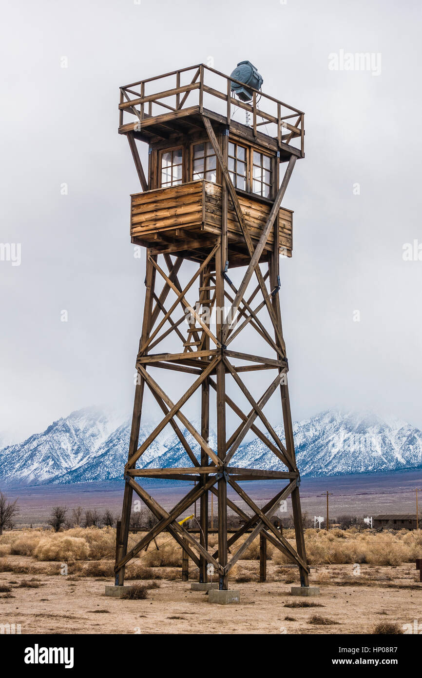 Alte, verlassene, hölzernen Wachturm auf dem zweiten Weltkrieg Manzanar japanischen Internierungslager in der Mojave-Wüste, Southern California. Stockfoto