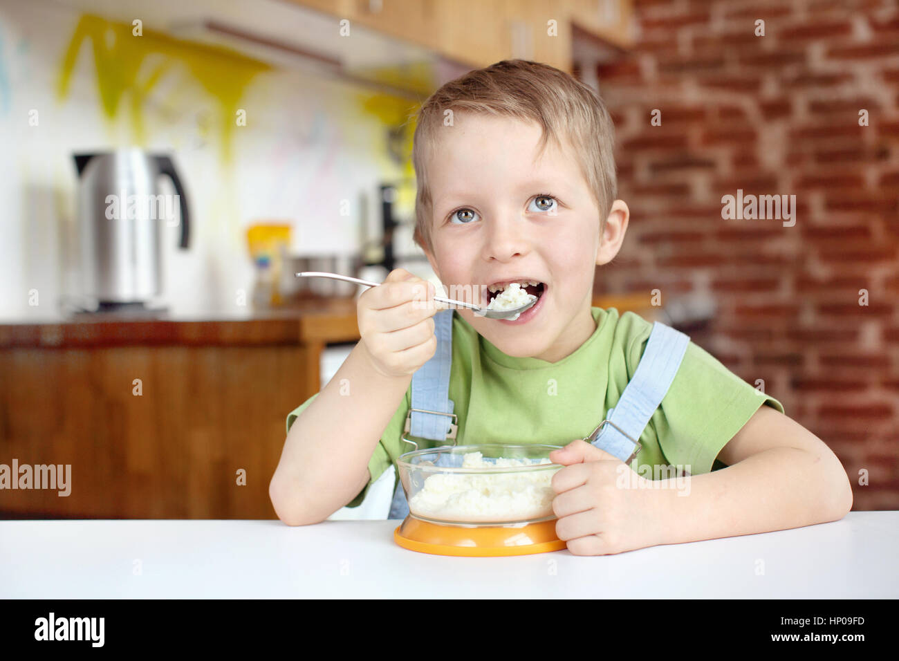 Little Boy, das Frühstück in der Küche Stockfoto