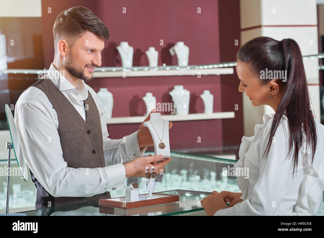 Professionellen männlichen Juwelier helfen seine Kundin bei der sto Stockfoto