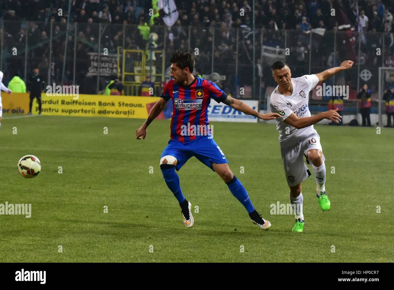 22. Februar 2015: Paul Papp #6 Steaua Bukarest und Daniel Pancu #10 von Rapid Bukarest in Aktion während ich zwischen Steaua Bukarest ROU und Rapid Bukarest ROU am Ghencea-Stadion, Rumänien ROU Spiel Rumänien-Liga. Catalin Soare / Cal Sport Media Foto: Cronos/Catalin Soare Stockfoto