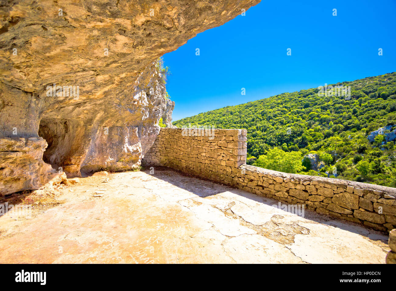 Titos Höhle auf der Insel Vis, natürliche Wahrzeichen des zweiten Weltkriegs, Dalmatien, Kroatien Stockfoto