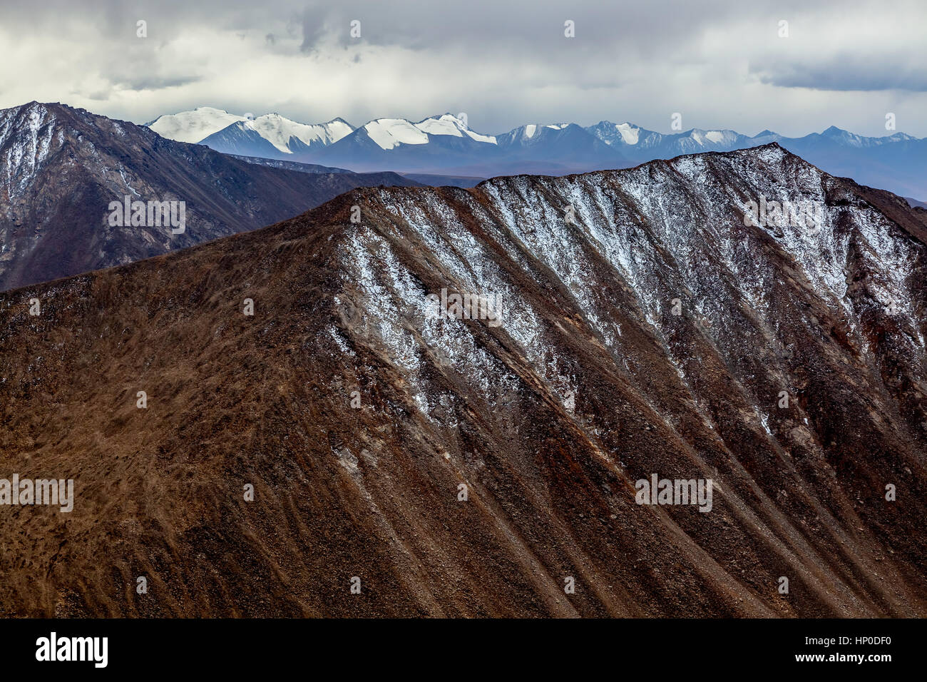 Tien-Shan-Berge in Herbstfarben, Autonome Region Xinjiang, China. Stockfoto