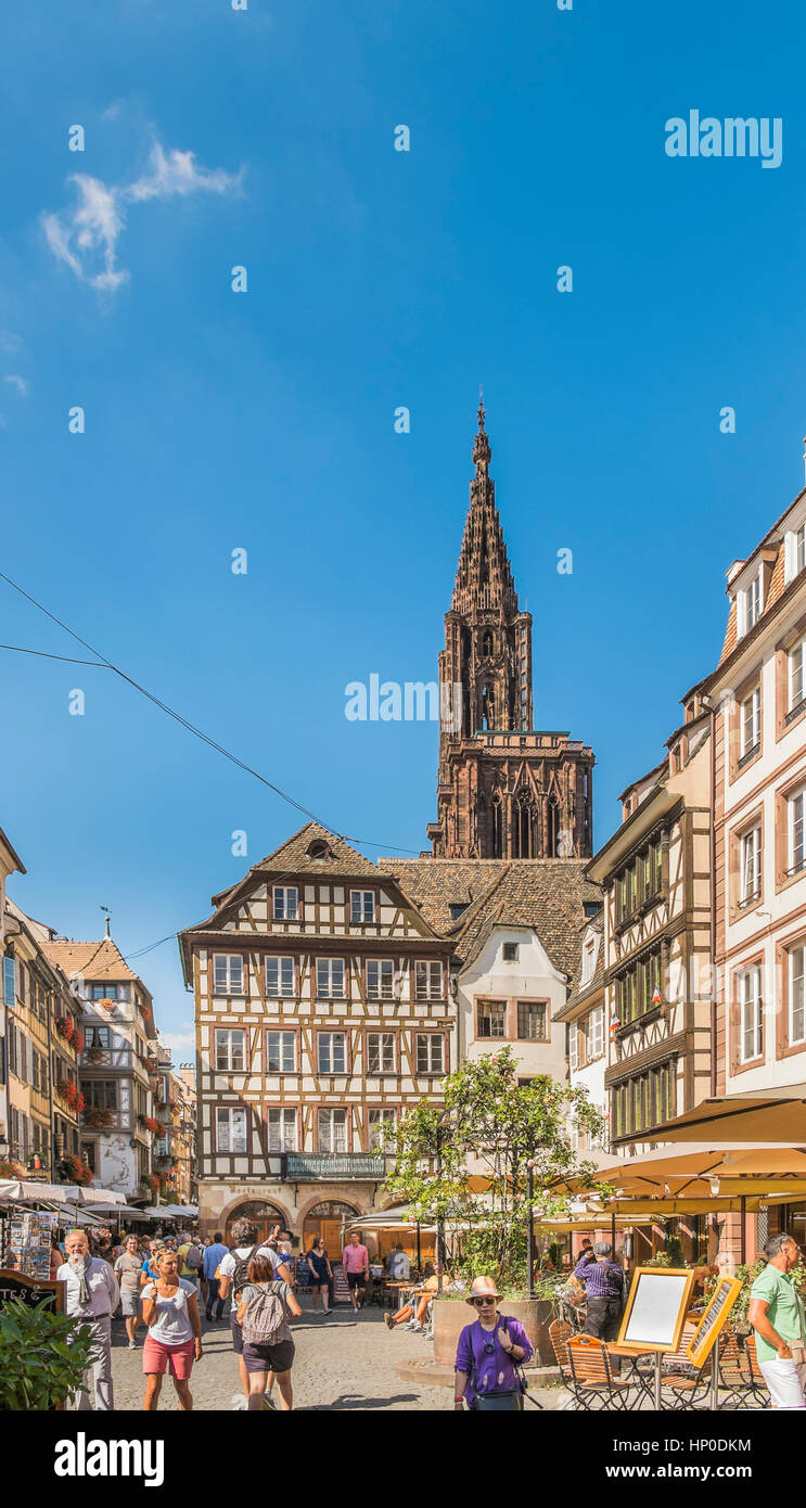 Straßenszene Place du Marché Aux Cochons de Lait in Strasbourgs historischen Zentrum der Stadt, Straßburg, Elsass, Bas-Rhin, Frankreich Stockfoto
