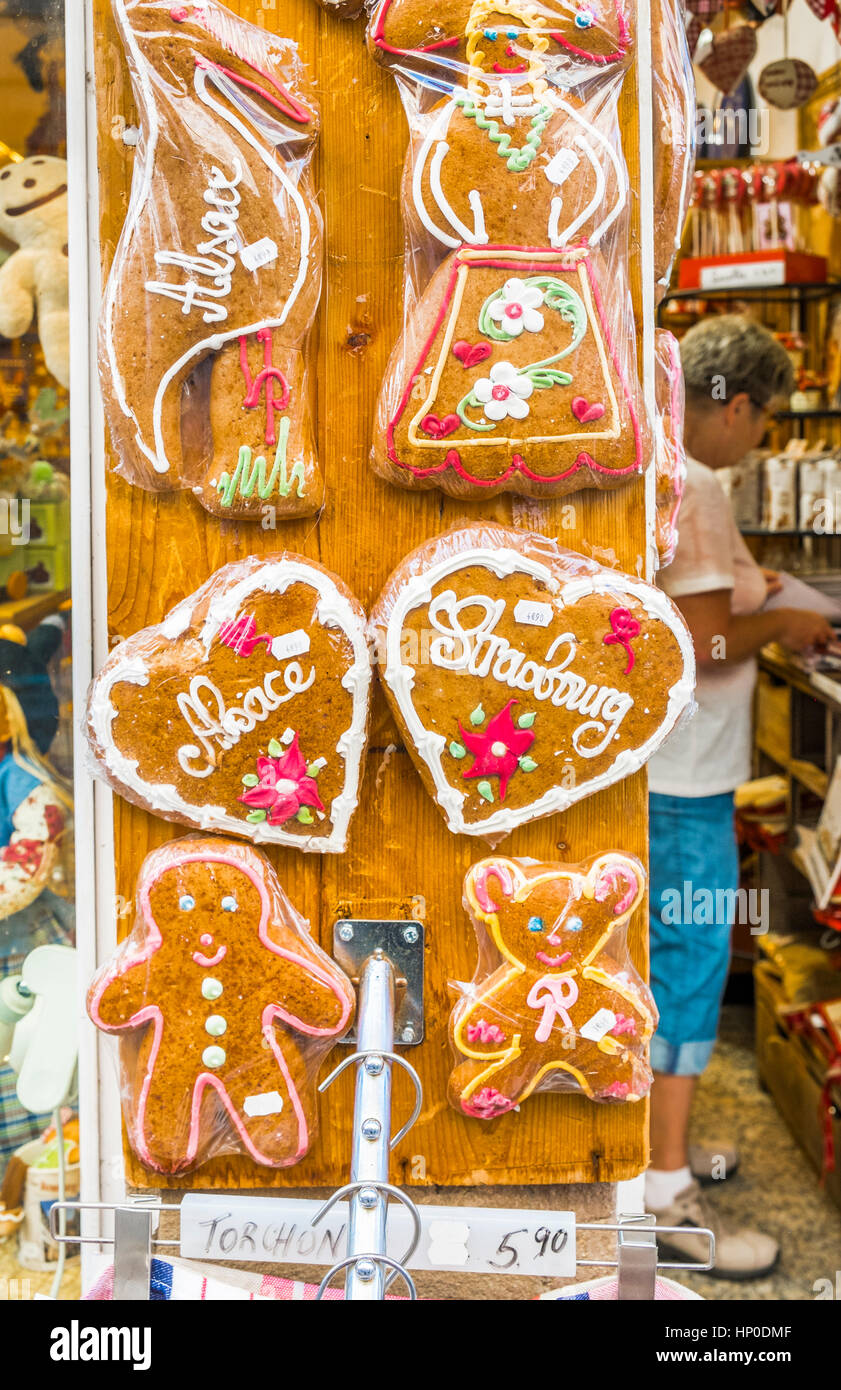 traditionelle elsässische Lebkuchen im Schaufenster von la Maison du Leckerlis zeigen, Souvenirs, Süßigkeiten und Kräuter-shop Stockfoto